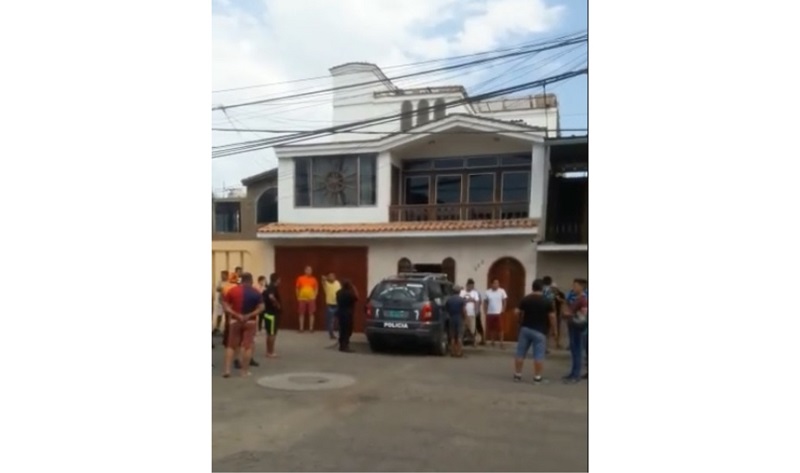 Patrullero choca contra casa mientras perseguía a delincuentes en urbanización Daniel Hoyle