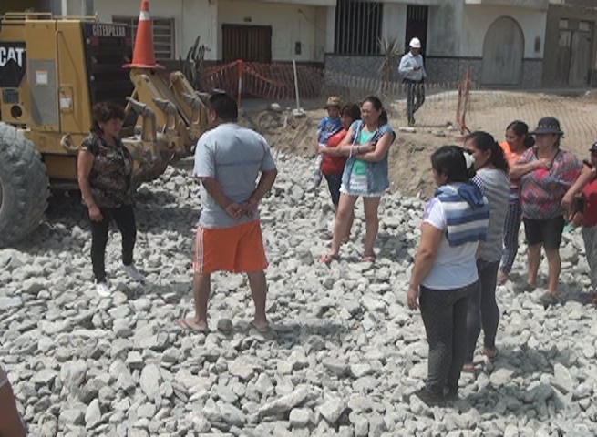 Pobladores paralizan obra exigiendo cambio de tuberías antes que pavimento en Buenos Aires