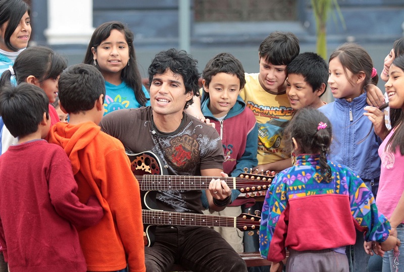 Billboard nombra a Pedro Suárez-Vértiz parte de la industria musical latina