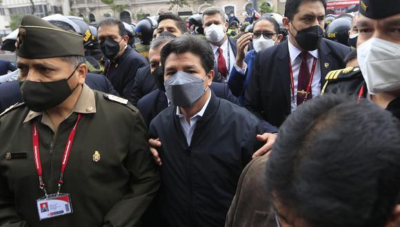 Presidente Castillo acude a pie a declarar ante el Ministerio Público