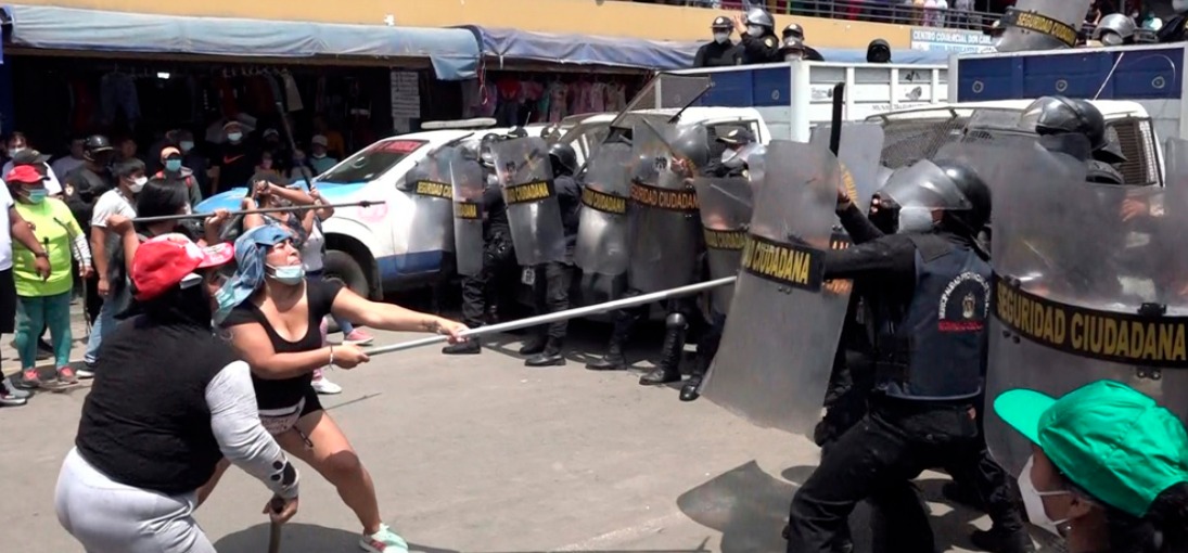 Comerciantes ambulantes y serenos se enfrentan con palos y fierros por posesión de la calle