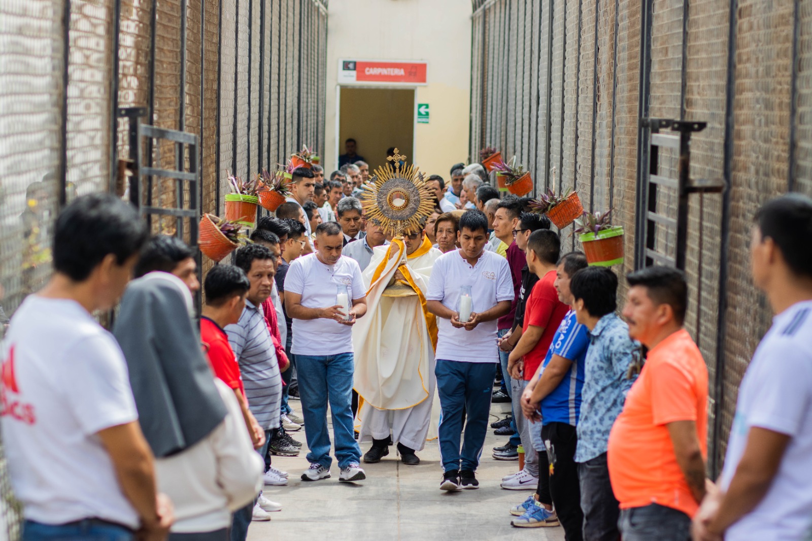 El Santísimo Sacramento bendice a internos y trabajadores en el penal El Milagro