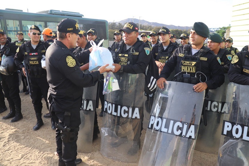 Gobierno regional apoya a la PNP y al Ejército con kits de aseo y agua en Virú 