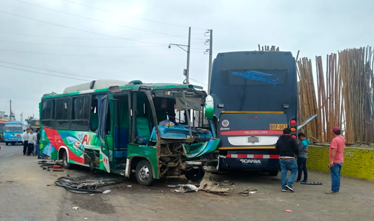 Séxtuple choque en Moche deja un muerto y once heridos