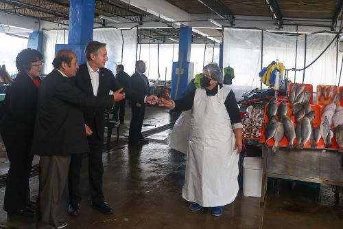 EE.UU. lanza alianza para combatir pesca ilegal en Perú y Ecuador 