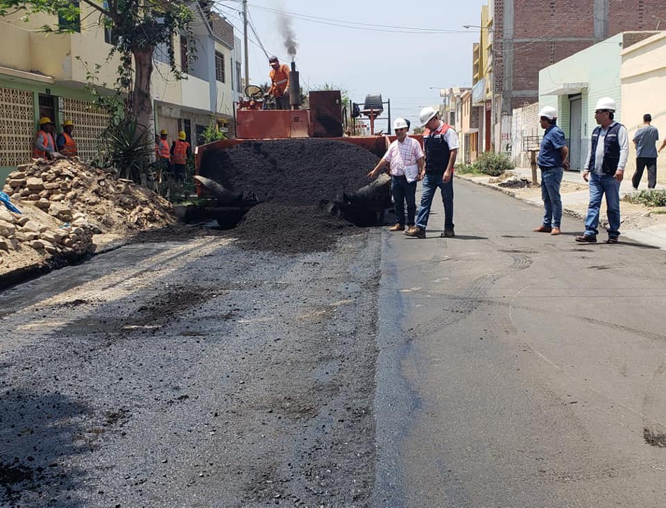 Inician reconstrucción de pistas dañadas por huaicos en Víctor Larco