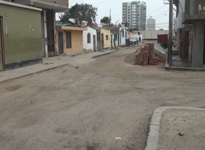 Vecinos de calle Comercio no saben qué hacer con pistas afectadas por Niño costero