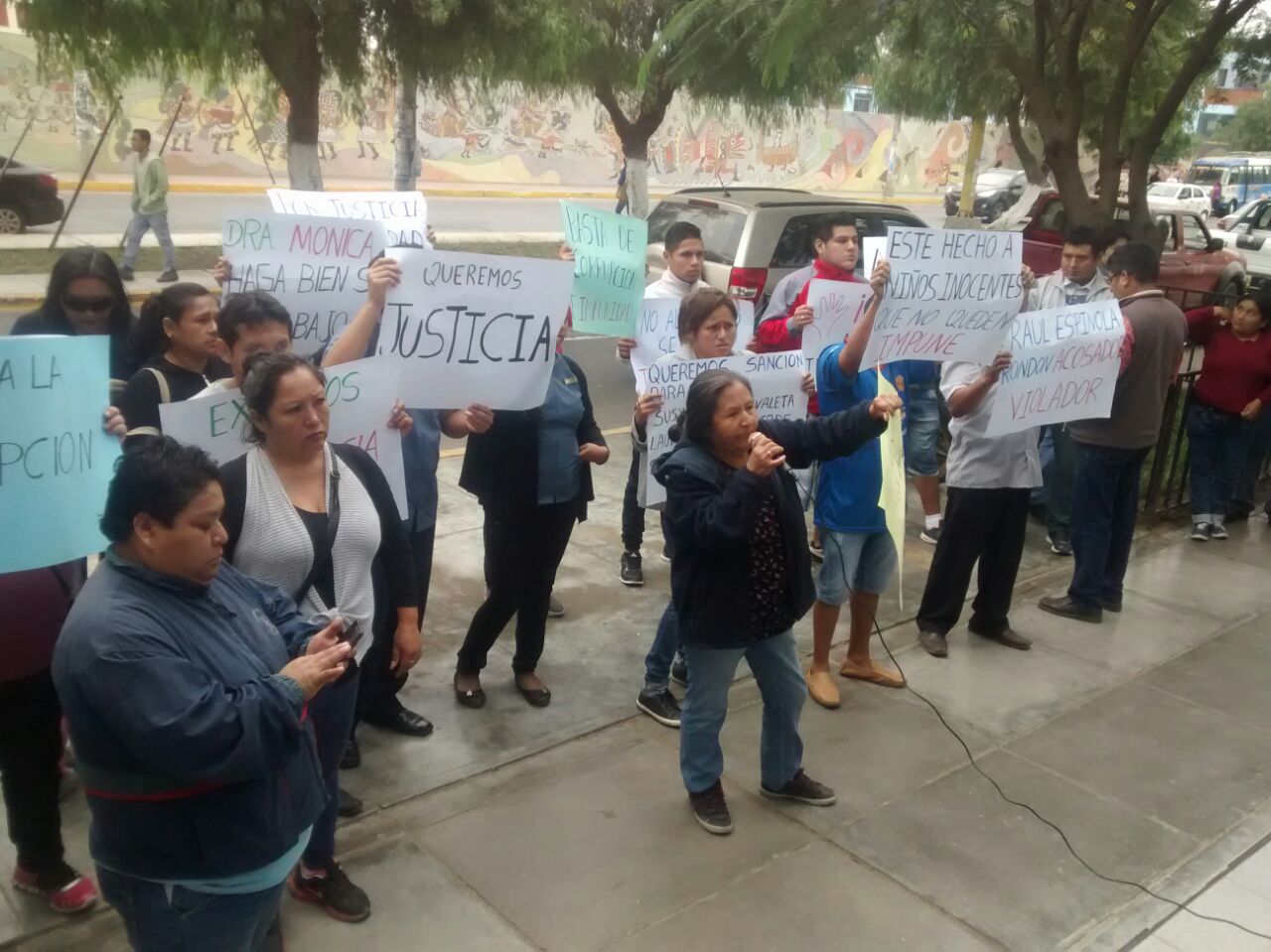 Familiares de niñas ultrajadas acataron plantón frente al Ministerio Público