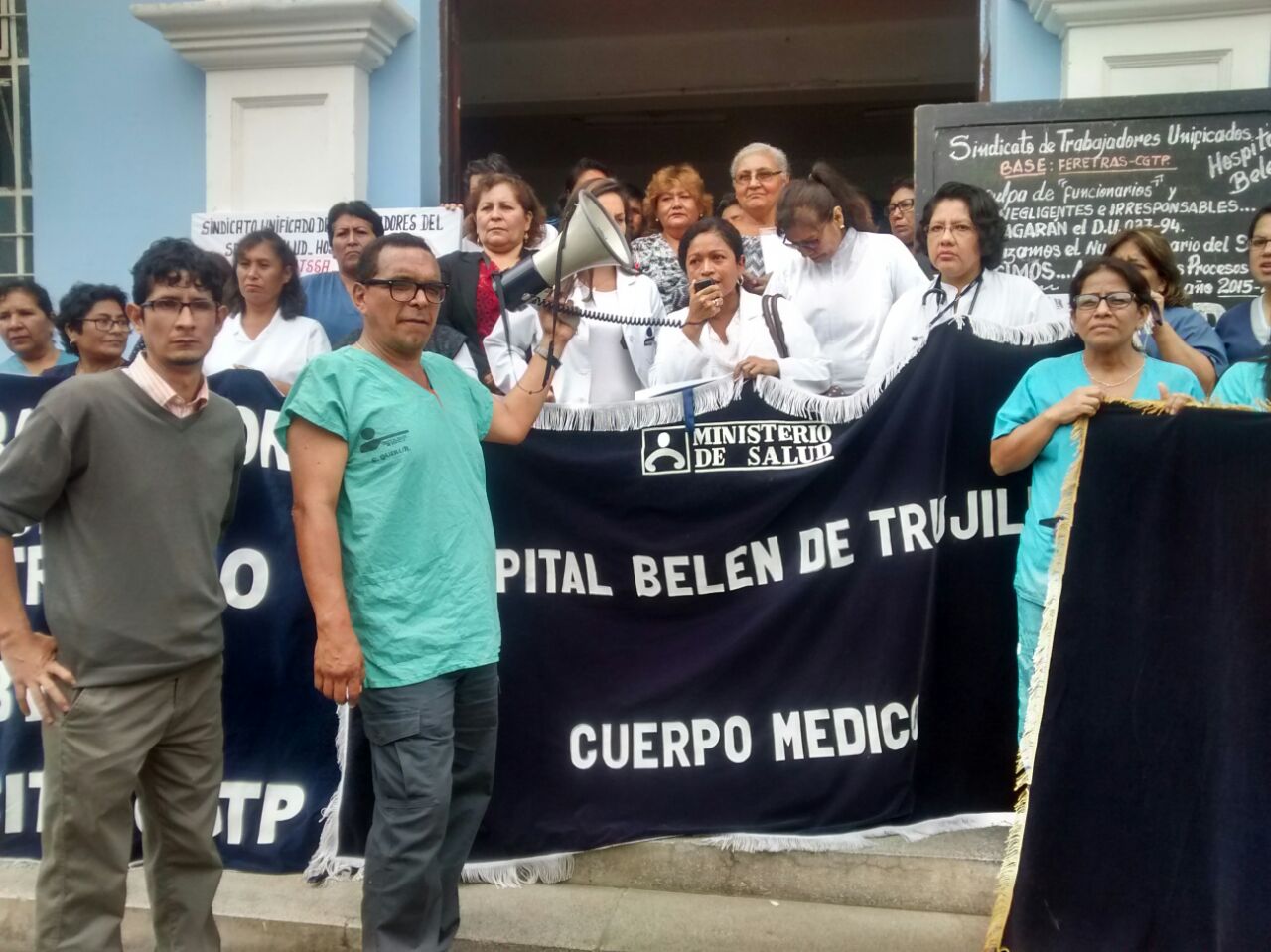 Personal de hospital Belén acatan plantón por deuda del SIS