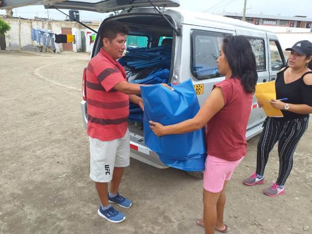 Magdalena de Cao: distribuyen plásticos a familias para prevenir daños por FEN