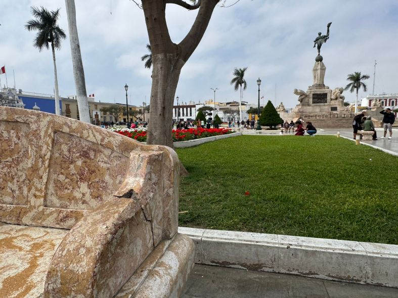 Municipalidad de Trujillo rehabilitará bancas de la plaza mayor que se encuentran en mal estado