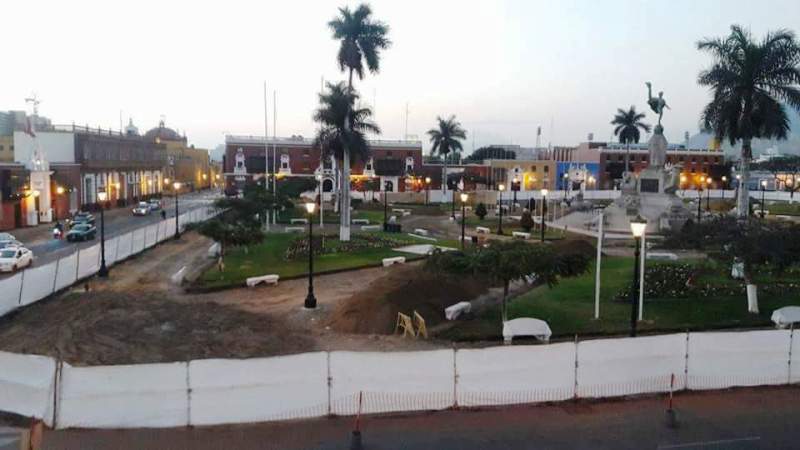 Denuncian a Elidio Espinoza por supuesta sobrevaloración de obras en la plaza de armas