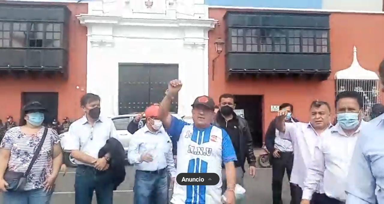 Docentes de I.E. María Negrón Ugarte exigen instalación de aulas prefabricadas