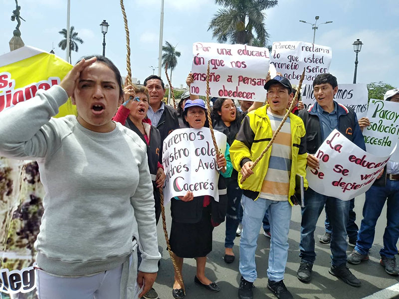 Pobladores de Parcoy exigen reconstrucción de colegio declarado en alto riesgo