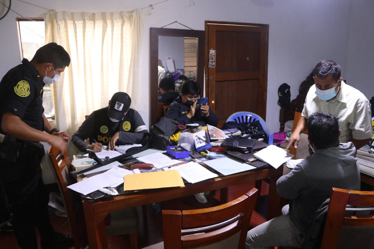 Caen dos policías liderando organización dedicada al robo de autopartes en Trujillo