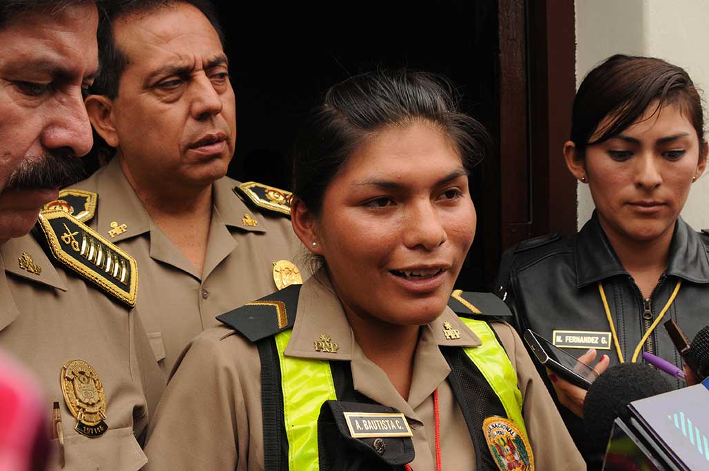 Piden reconocimiento de policías femeninas que capturaron a delincuente