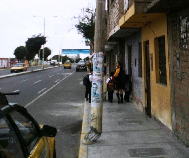  Huanchaco: poste de telefonía a punto de caer en la avenida Mansiche