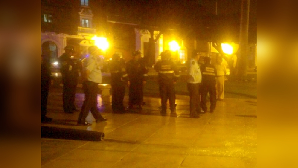 Trujillo: extranjero derriba poste de energía eléctrica en la plaza de armas