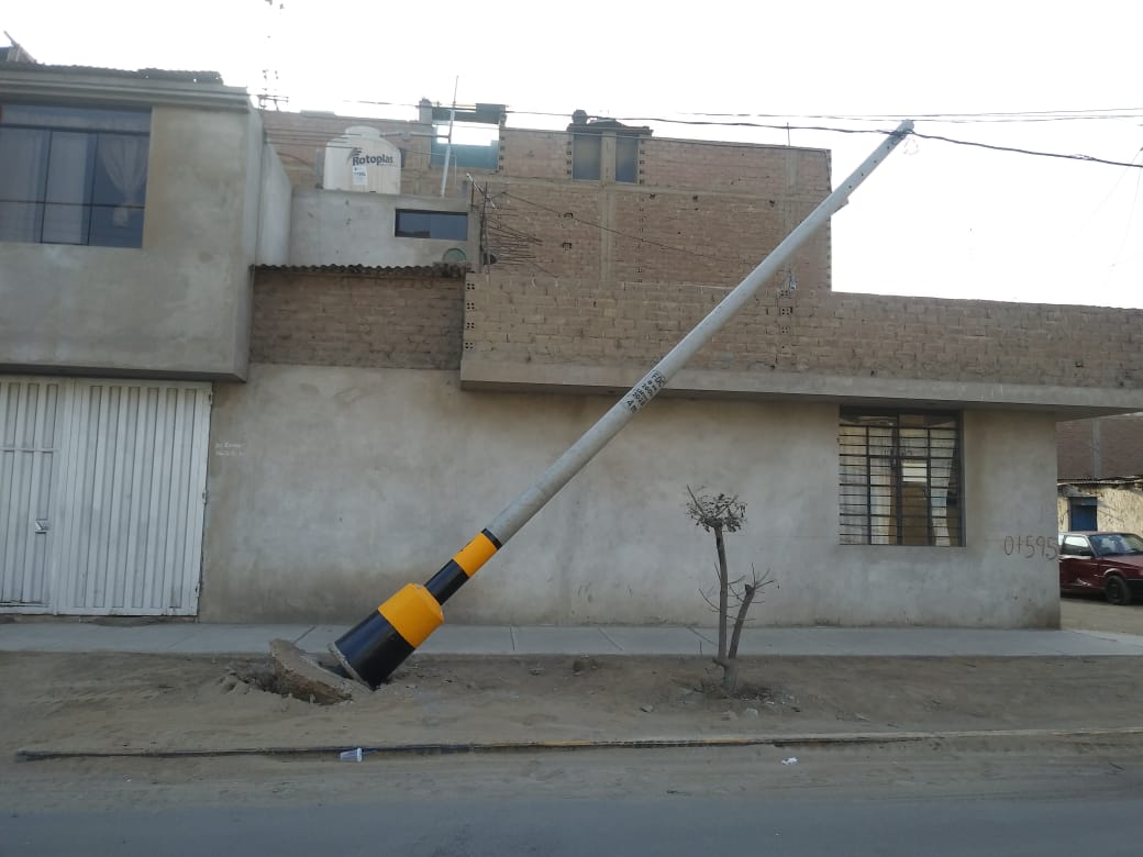 Poste a punto de colapsar tras ser impactado por camión en av. Camino Real