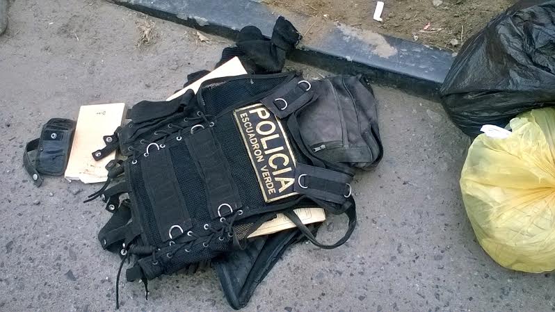 Hallan en la vía pública uniforme y accesorios del Escuadrón Verde de la PNP