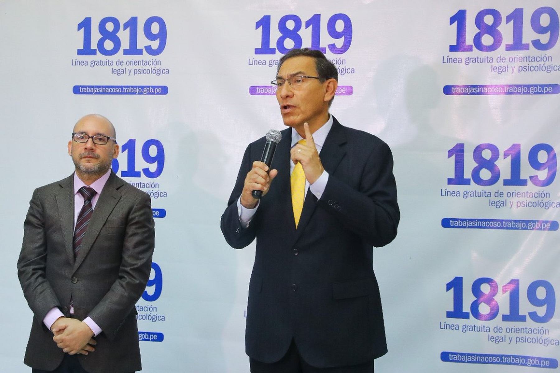 Vizcarra  pone en marcha “Línea 1819” para denuncias contra el acoso sexual laboral