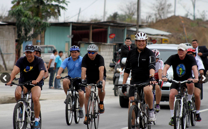 Presidentes Humala y Correa recorren en bicicleta ciudad ecuatoriana de Arenillas