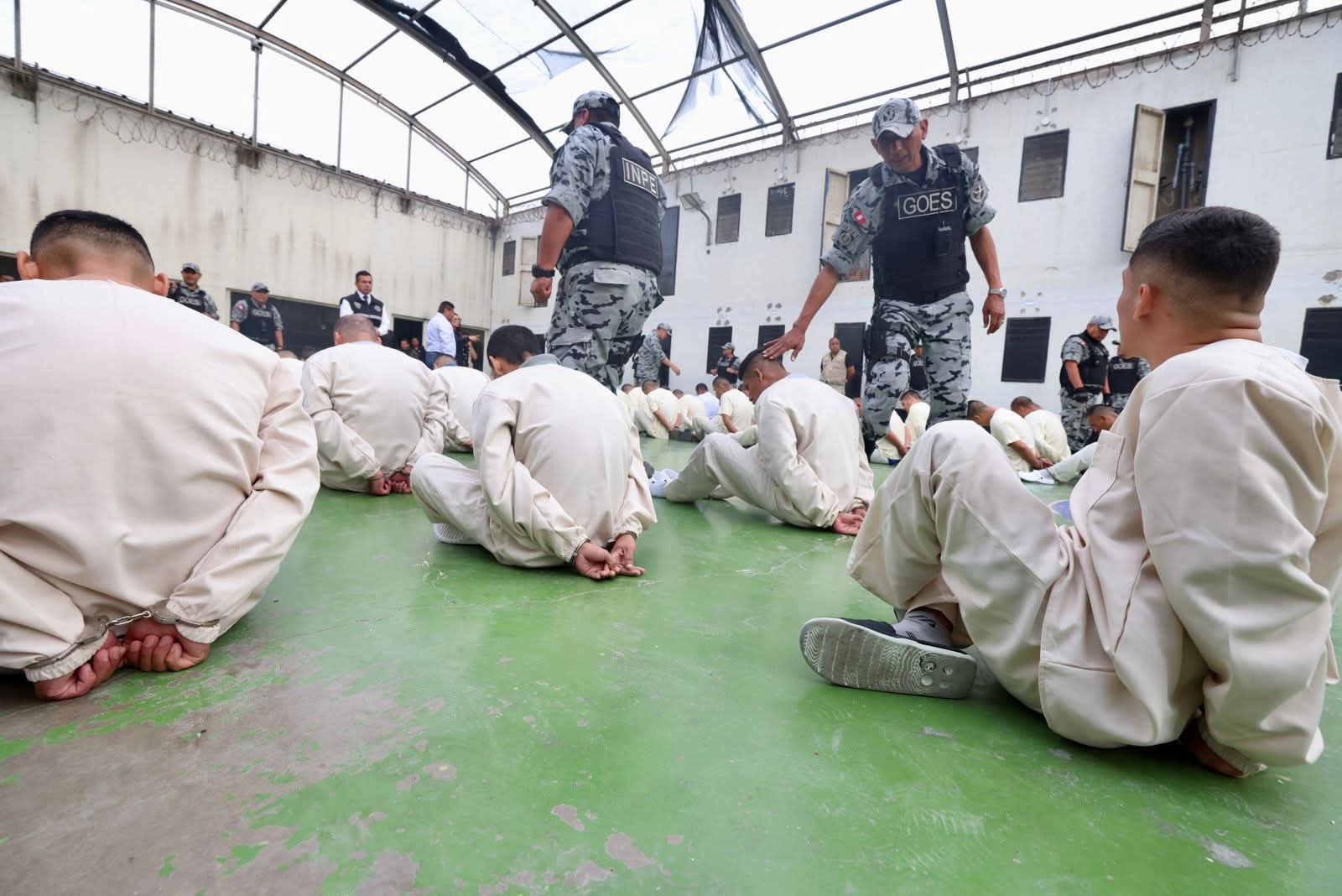 Trasladan 55 internos de alta peligrosidad al penal  Ancón I