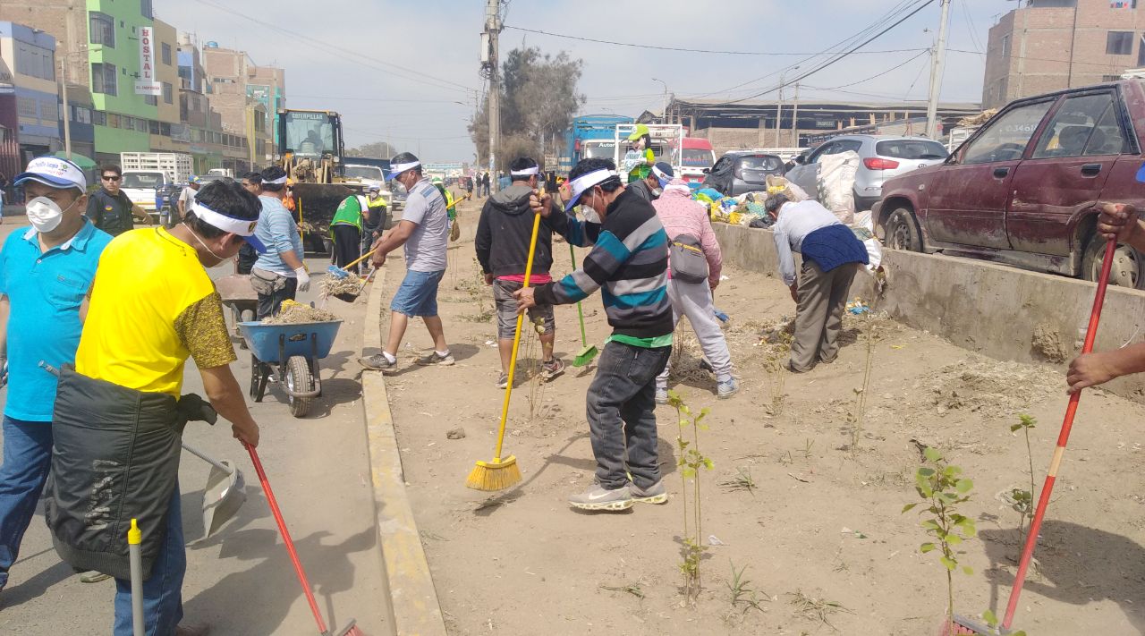 Reos limpian calles de Trujillo como parte de rehabilitación 