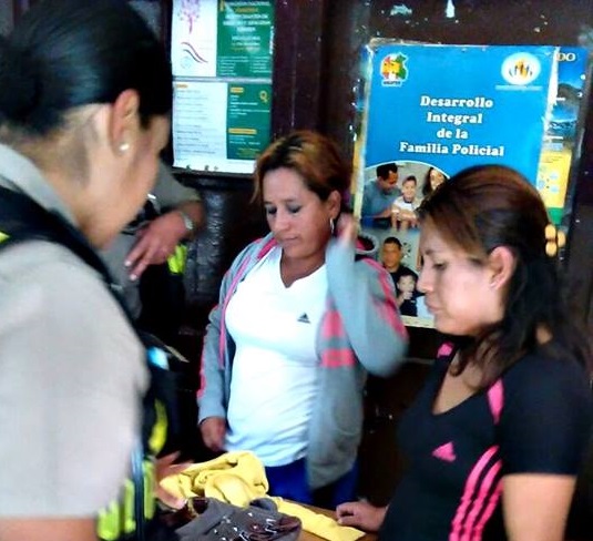 Detienen a mujeres acusadas de robarle celular a un niño