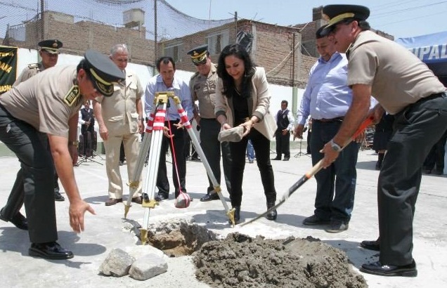 Colocan primera piedra para construcción de la nueva comisaría en El Porvenir