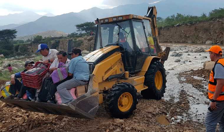 La Libertad: más de 100 maestros no pueden llegar a colegios por bloqueo de caminos