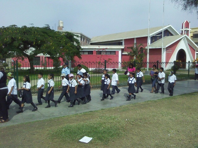 Más de 200 escolares participaron en la procesión de la Virgen María 