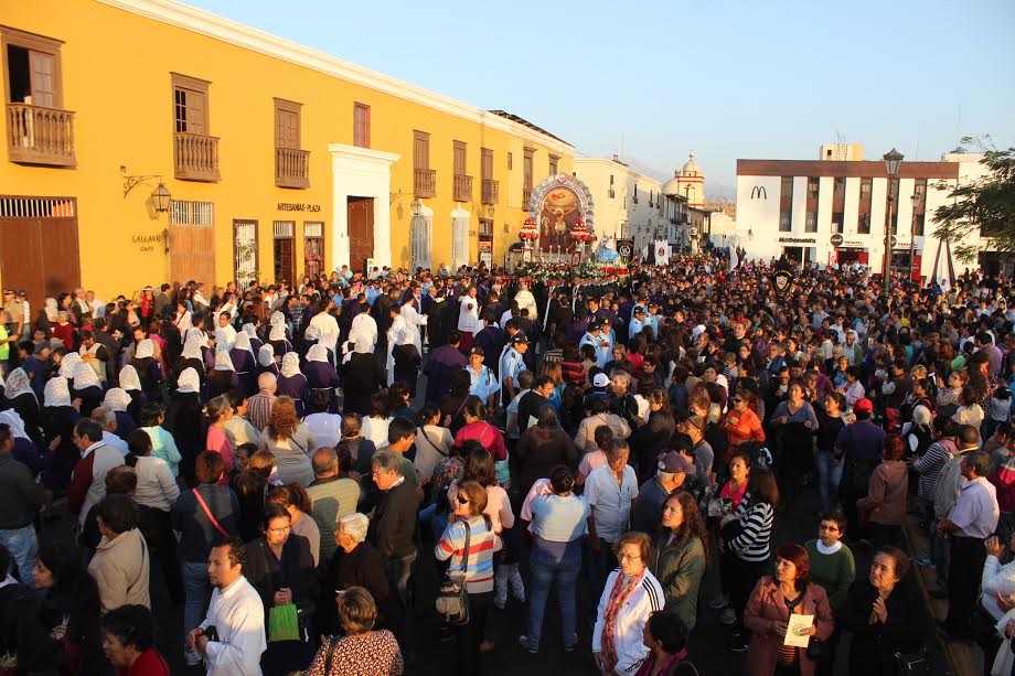 Multitud de fieles acompañó procesión del Señor de los Milagros y santos dominicos