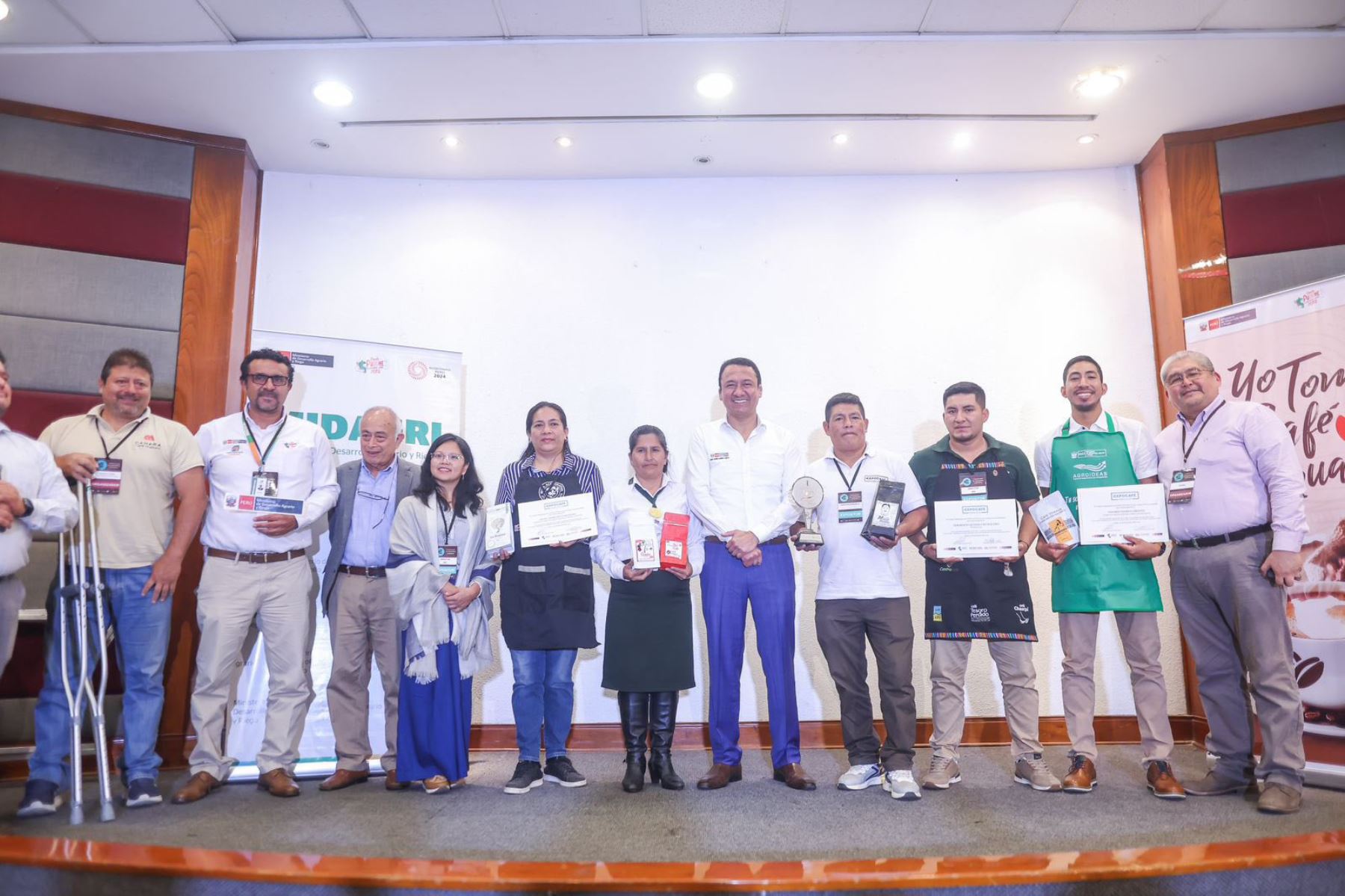  Gobierno reconoce trabajo de 225,000 productores peruanos en Expocafé 2024
