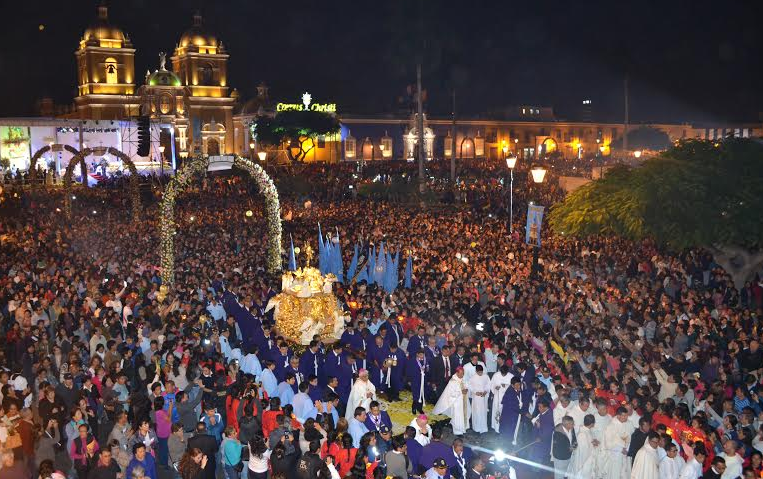    Un mar de gente acompañó procesión del Corpus Christi en Trujillo
