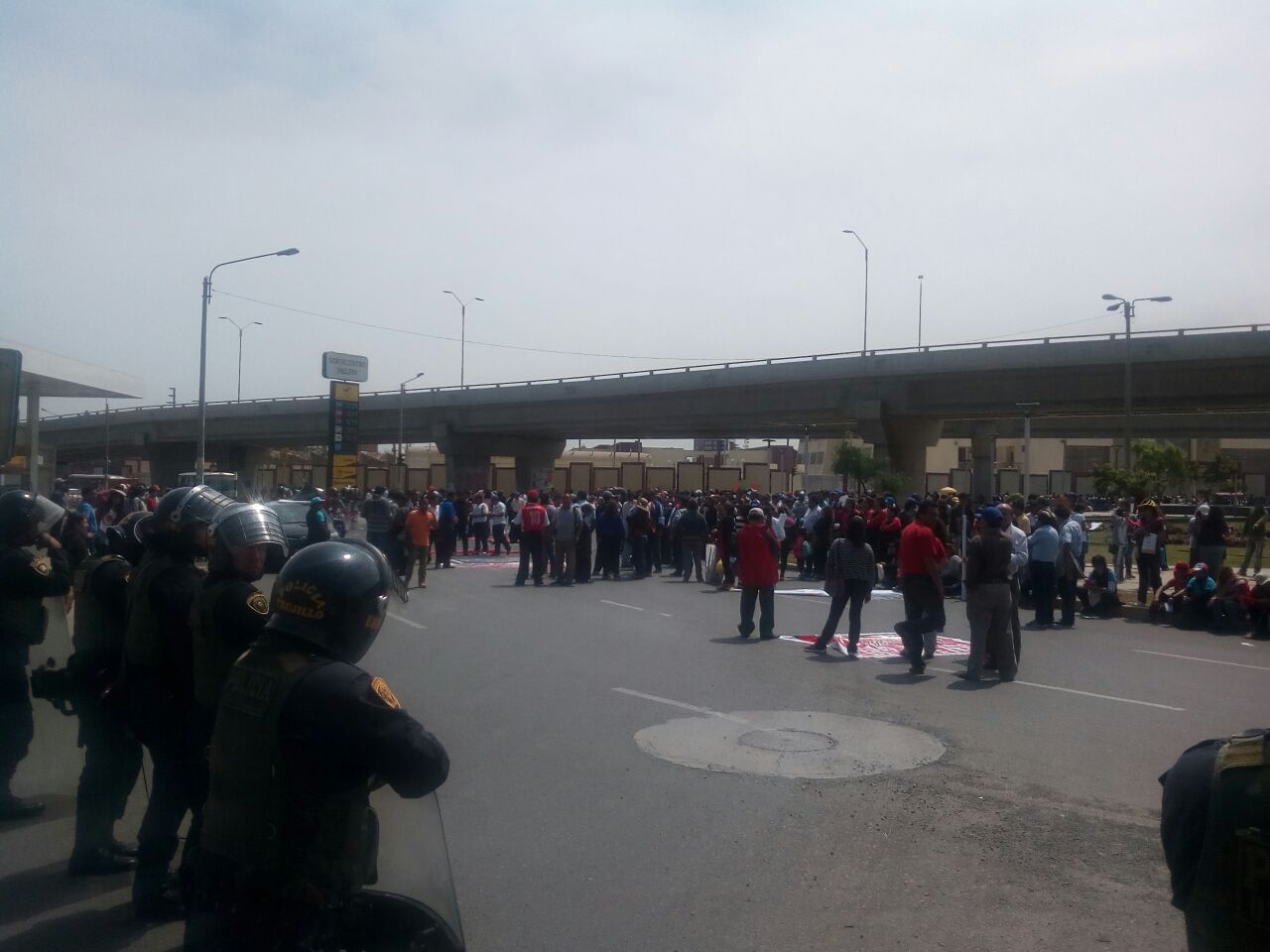 Profesores trataron de tomar el puente Moche 