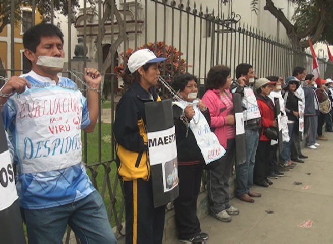 Trujillo: docentes se encadenan a iglesia San Francisco exigiendo solución a sus demandas