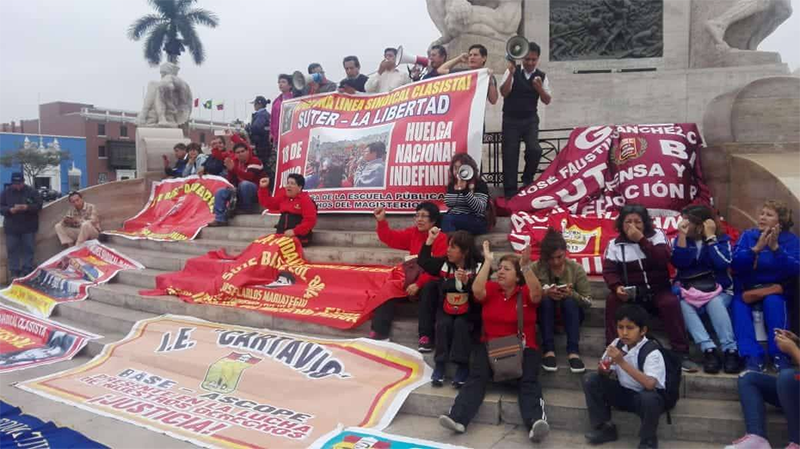 Profesores del Suter marchan por el Día del maestro