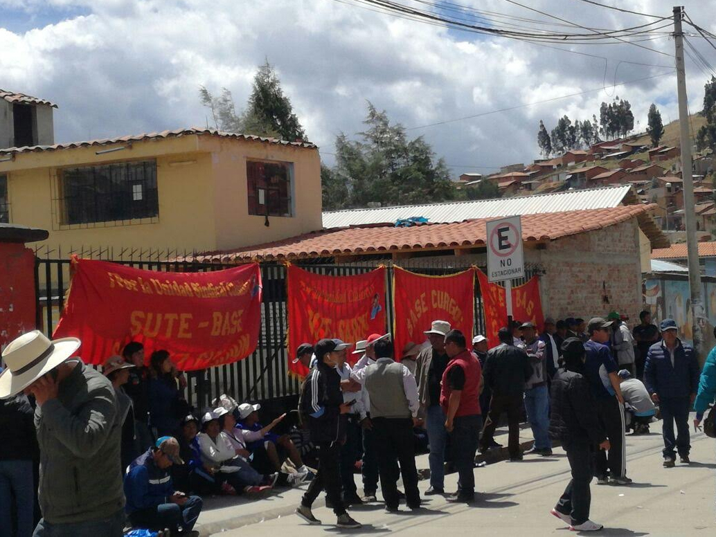 Profesores en huelga toman UGEL en Sánchez Carrión