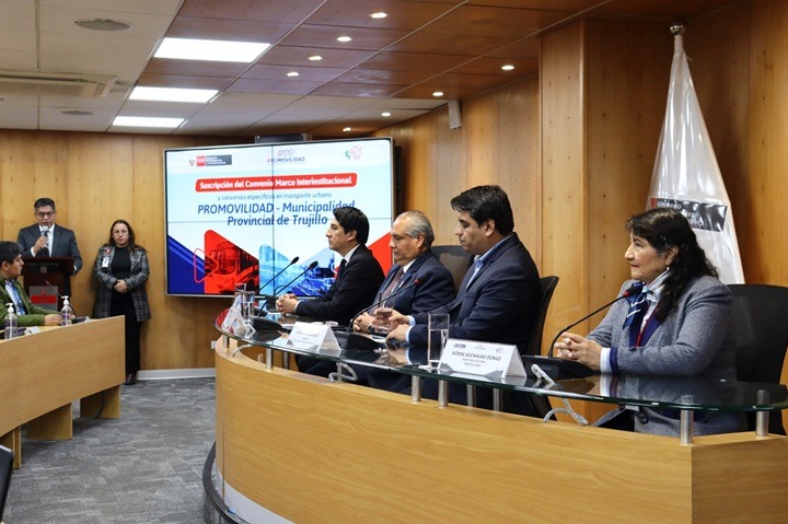 Alcalde de Trujillo firma importantes convenios con la dirección de Promovilidad 