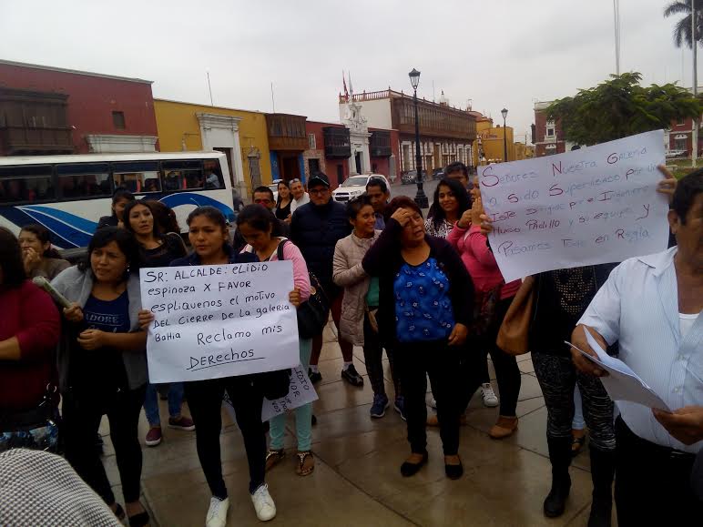 Comerciantes de la “Bahía del Calzado” denuncian que municipales reciben sobornos de ambulantes