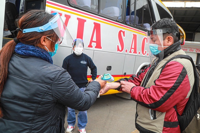 Protector facial y la mascarilla pueden salvar la vida de pasajeros durante el viaje