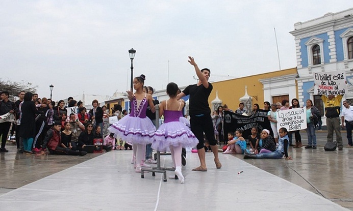  Bailarines de Compañía de Ballet Municipal de Trujillo protestan por despidos