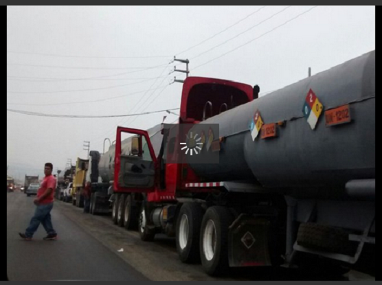 Taxistas protestaron en la Carretera Panamericana por alza de precio del GLP