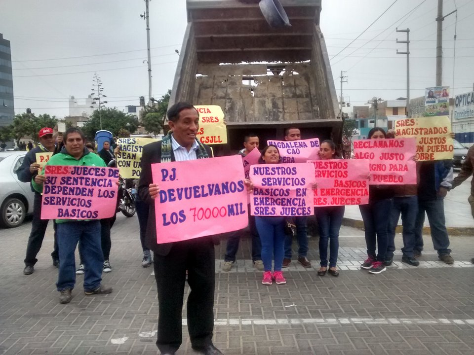 Alcalde y trabajadores ediles de Magdalena de Cao protestaron frente a la corte