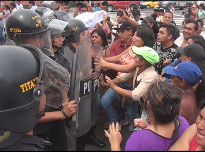 Pobladores se enfrentan a la policía por nulidad de elecciones en Alto Trujillo y El Milagro