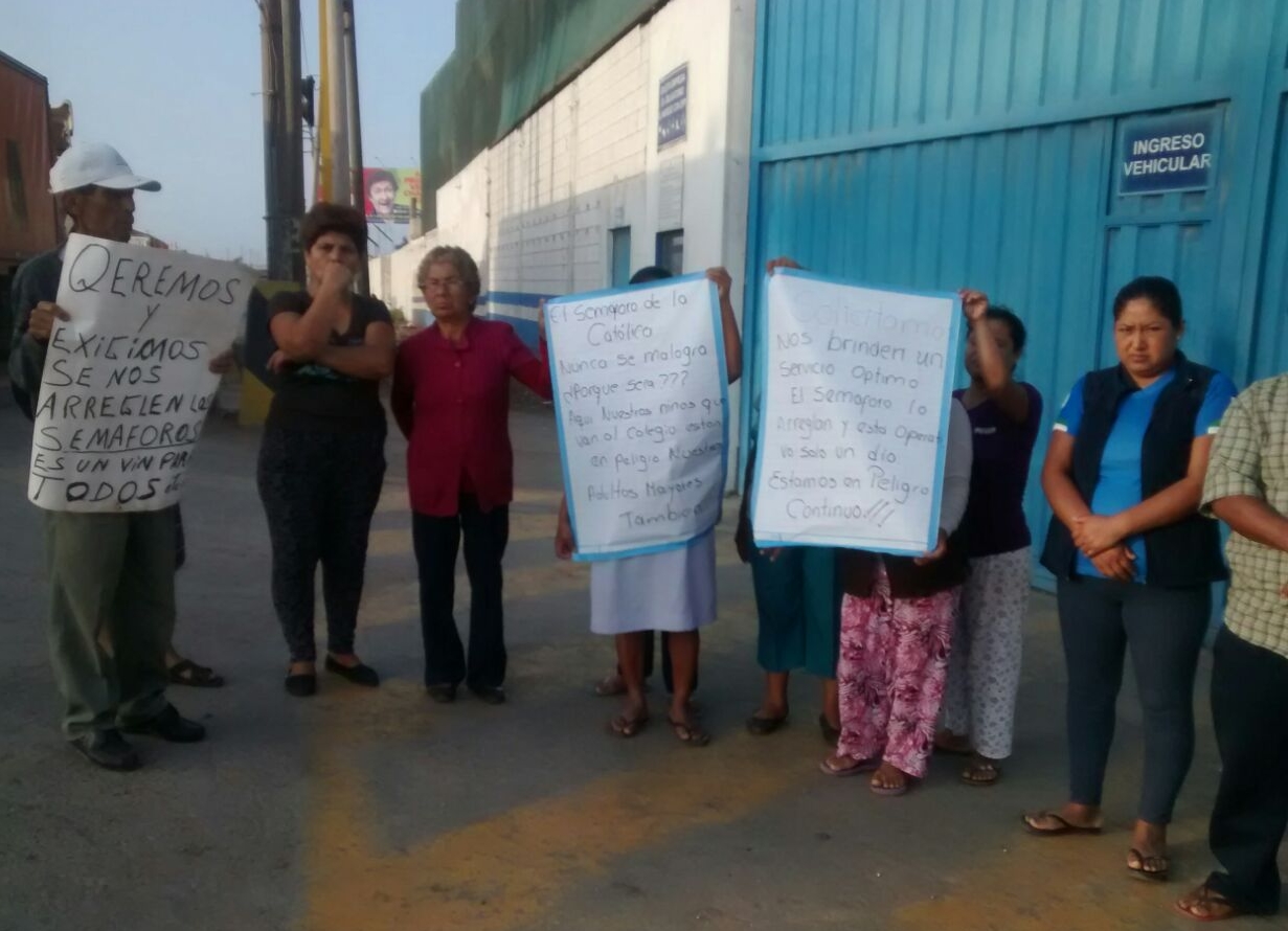 Vecinos de la Curva del Sun exigen cambio de semáforos