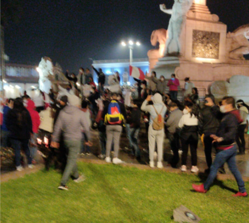 Cientos de trujillanos se movilizan hacia la Plaza de Armas en rechazo a la vacancia presidencial