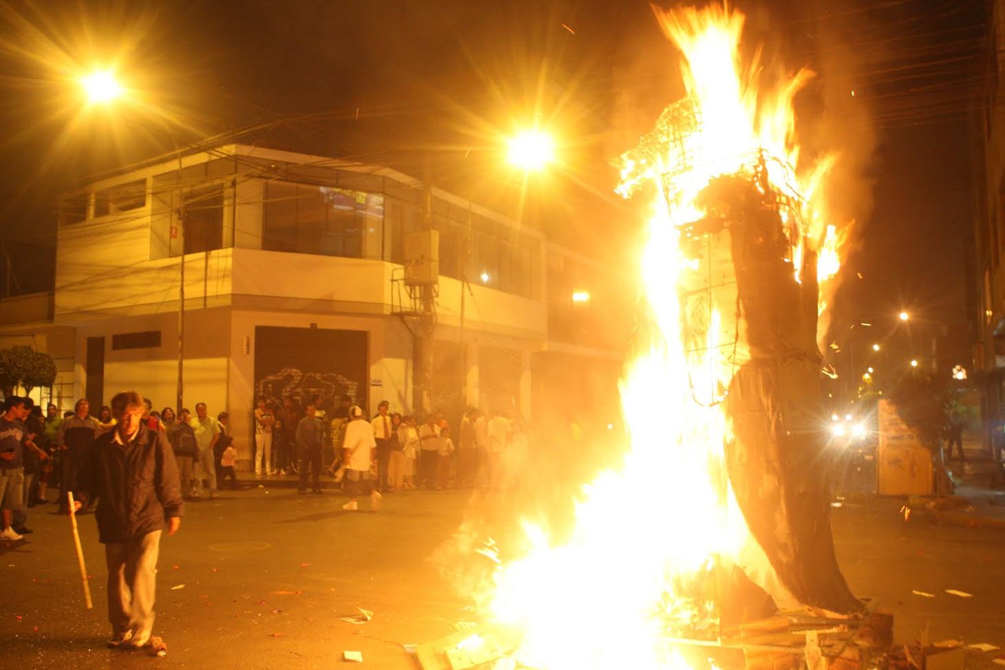 Multarán por quema de muñecos en distrito Víctor Larco
