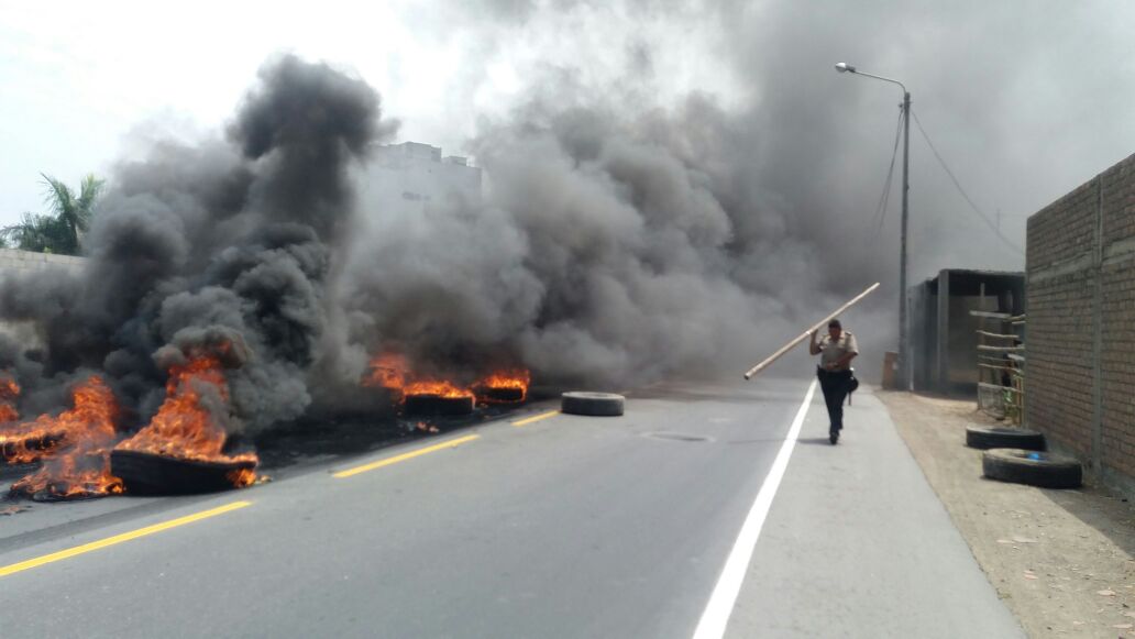 Trujillo: camioneros queman llantas en vía de evitamiento por huelga